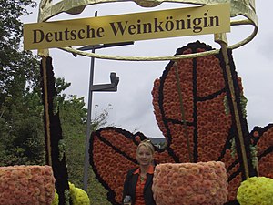 Neustadter Winzerfestzug: Prunkwagen mit Sonja Christ (2009/10)