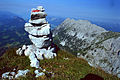 Mužik na Treffauer, Wilder Kaiser. Pohled západním směrem do údolí Inn. Vlevo od mužika Velký Pölven (Mittagskogel) 1595m a Malý Pölven 1562m, za mužikem se částečně skrývá Achleitner Kogel 1229m. Napravo od Scheffauer 2111 m, Hackenkopf 2125 m a Wiesberg 1998 m (srpen 2000)