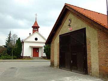 Hussitische Kapelle und Spritzenhaus auf dem Dorfplatz