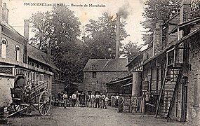 Carte postale antérieure à 1914, le personnel compte au moins 17 personnes.