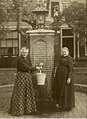 Luthers Hofje en waterpomp in 1910