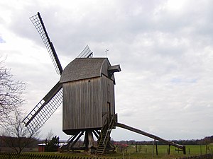 Standaardmolen (Bockwindmühle) Neuenknick (18e-eeuws, in 1899 verplaatst naar de huidige locatie)