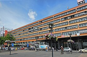 Blick vom Bahnhofsvorplatz auf das Empfangsgebäude