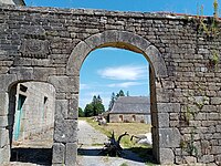 La porte cochère et la porte piétonne à l'Ouest.