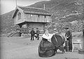 Smørkinning på Haukeliseter i Vinje på 1880- eller 1890-tallet. Budeia bruker sveivkinne, gutten vanlig stavkinne. Bildet er arrangert for fotografen. Foto: Axel Lindahl