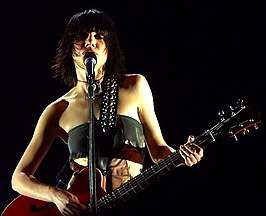 PJ Harvey tijdens een concert (2 september 2004).