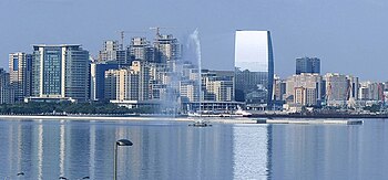 Общий вид на комплекс, слева на право гостиница «Апшерон» (Mariott Baku), Port Baku residence (три здания), Port Baku towers (самое высокое здание комплекса из стекла)