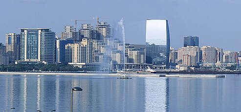 Общий вид на комплекс, слева на право гостиница «Апшерон» (Mariott Baku), Port Baku residence (три здания), Port Baku towers (самое высокое здание комплекса из стекла)