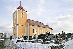 Barokní kostel sv. Jiří z roku 1796 v obci Býšť