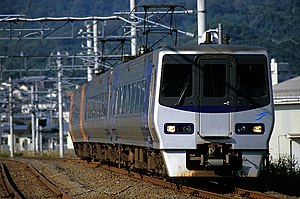 8000系で運行される「いしづち」 （2005年10月13日 鬼無駅 - 香西駅間）