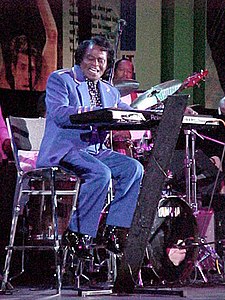 O cantaire y compositor estausunidense James Brown, mientres d'una actuación en 2001.