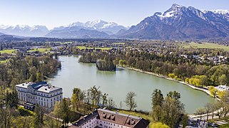 湖畔のシーンが撮影された池（Leopoldskroner Weiher（ドイツ語版））、左下の湖畔にあるレオポルズクロン城で撮影された。