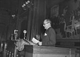 Utenriksminister Halvard Lange taler i Stortinget i 1949. Bilderammen rundt monumentalmaleriet bak er utstyrt med innskriften «EIDSVOLD 1814». Foto: Leif Ørnelund, DigitaltMuseum