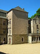 Ancienne tour d'escalier du château de Vézins.