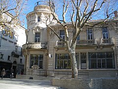 Bureau de poste de Carpentras, de style architectural art déco, avec entrée en rotonde