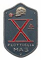 Plaque de manche de la Decima Flottiglia MAS, arborant son symbole d'un crâne avec une rose entre les dents, référence au commandant Todaro qui estimait que la mort au combat est une belle chose parfumée comme une rose.