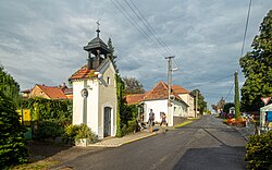 Střed Máslovic s kapličkou a muzeem másla