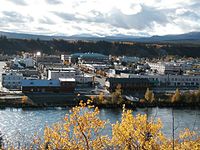 Le centre-ville de Whitehorse vu de la rive est du fleuve Yukon