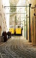 Kabelbane i Lisboa i Portugal. Her er kabelen lagt i ein kanal under ei spalte i gatedekket som festet til vogna stikk ned gjennom.