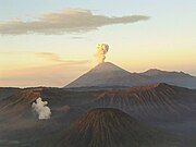 Semeru, Javas högsta vulkan, vilket har haft ett oavbruttet utbrott sedan 1967.