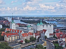 De pommerska hertigarnas residensslott, med hamnen i bakgrunden.