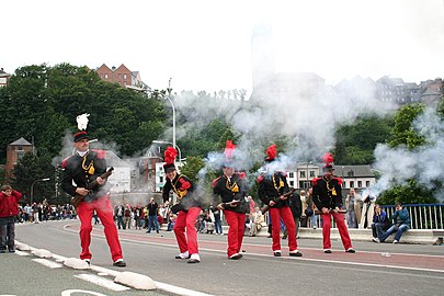 Infanteristen van de Compagnie de Saint-Roch vuren een salvo af tijdens de Marche.