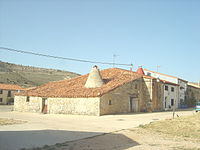 Casa de cachotaría típica, dun só andar e con cheminea cónica.