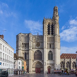 De kathedraal Saint-Etienne met rechts het synodaal paleis