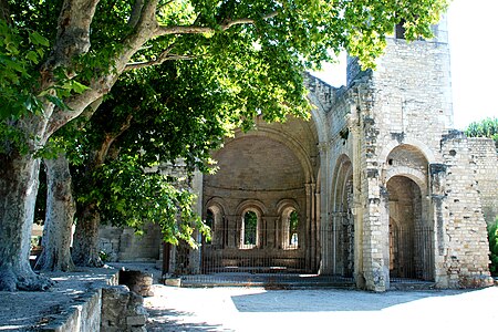 La nef en ruines et le chœur.