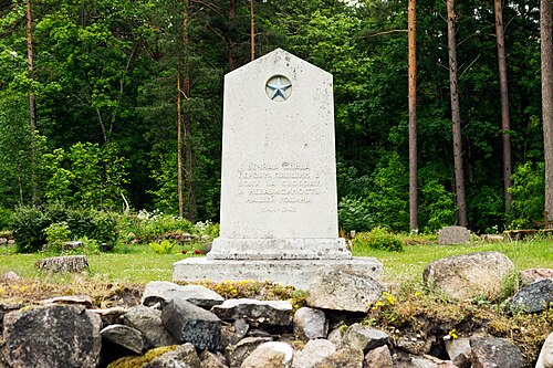 II maailmasõjas hukkunute mälestussammas Varbla kirikaias