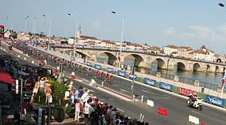 Le peloton du tour de France 2006 sur le pont.