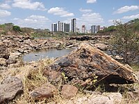 Site paléontologique sur les rives de la rivière Poti, où l'on trouve du bois pétrifié datant du Permien.