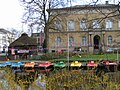 Bootsanleger an der Alten Hunte beim Schlossgarten Oldenburg; im Hintergrund das Augusteum (2008)