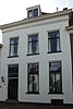 Huis met gepleisterde lijstgevel