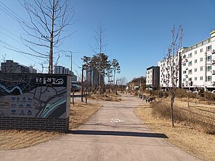 동구 (대구광역시) 용계동에 위치한 대구선 노반이다. 현재는 산책로로 바뀌었다.