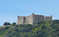 Le Fort du Mont Alban à Nice, faces est et nord au printemps.