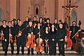 Archi della "Mozart Boys & Girls Orchestra", assieme al M° Italo Rizzi.