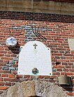 Hommage combattants 14/18 au-dessus de la porte latérale de l'église.