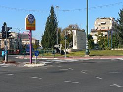 קצהו המזרחי של כביש 441, בנקודת המפגש עם כביש 412. המקום ידוע גם ככיכר התותח או המצבה