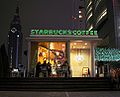 Loja Starbucks em Tóquio, no Japão. A Starbucks é, atualmente, a maior rede mundial de cafeterias.