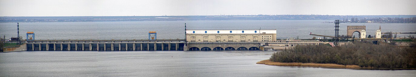 Panorama med dæmningen ved vandkraftværket, Kakhovkareservoiret og byen i baggrunden.