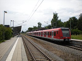 Bahnsteige mit S-Bahn-Triebwagen (2012)