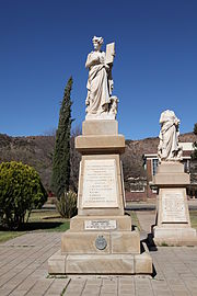 De replica (links) en het origineel (rechts) van het Nederlandse taalmonument