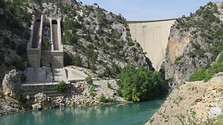 Barrage d'Oymapınar et son évacuateur de crue, en 2016.