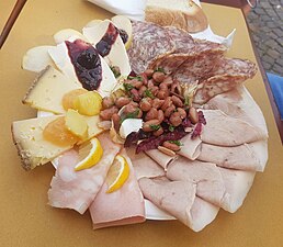 Piatto misto mit porchetta, sopressa, salame, formaggi misti, marmellate