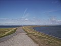 Blick auf den Deich, der das Rantumbecken (links) vom Wattenmeer trennt