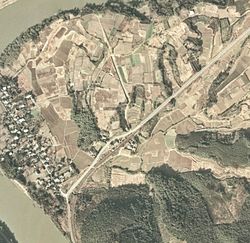 白浜町の集落周辺の航空写真。 国土交通省 国土地理院 地図・空中写真閲覧サービスの空中写真を基に作成