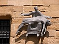 Escultura de La Piedad en el muro lateral de la iglesia de San Vicente en San Sebastián