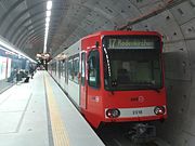 De Keulse U-Bahn Düwag Stadtbahnwagen B bij een hoog perron