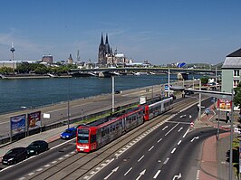 Een Stadtbahn-rijtuig ter hoogte van station Severinsbrücke